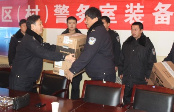 奎屯市公安局舉行社區(qū)(農(nóng)村)警務(wù)室裝備發(fā)放儀式