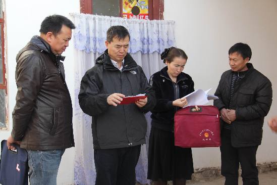 第三師民政局領(lǐng)導(dǎo)來紅旗農(nóng)場調(diào)查社會(huì)救助工作落實(shí)情況