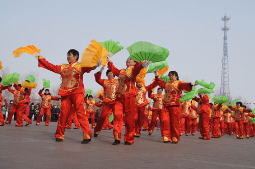 新疆兵團(tuán)六師共青團(tuán)農(nóng)場(chǎng)社火表演喜迎元宵節(jié)