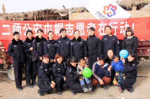 奉獻(xiàn)愛心、服務(wù)社會、二師公安巾幗志愿者在行動