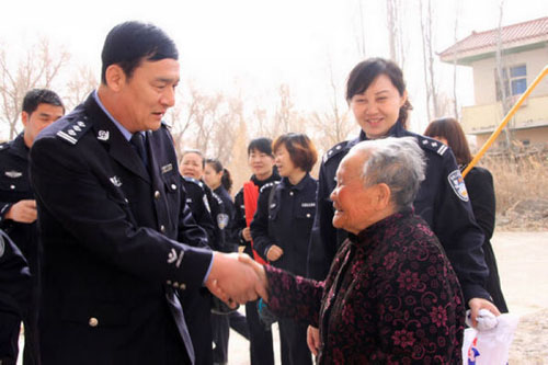 奉獻愛心、服務社會、二師公安巾幗志愿者在行動