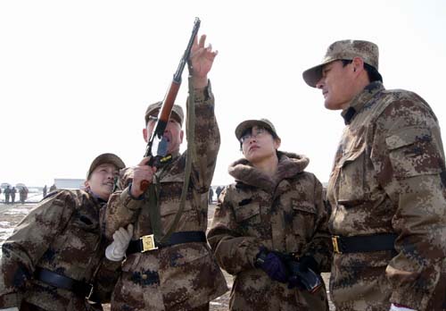 新疆兵團六師共青團農(nóng)場民兵軍訓(xùn)強素質(zhì)