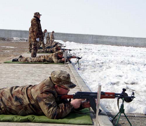 新疆兵團六師共青團農(nóng)場民兵軍訓強素質(zhì)