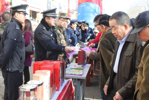 奎屯市公安局會同工商、質(zhì)檢、農(nóng)資等部門聯(lián)合開展“3.15”消費日宣傳活動