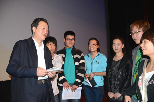 石河子大學(xué)掀起傳達(dá)學(xué)習(xí)“兩會(huì)”精神新高潮