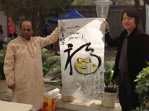 王麒誠(chéng)漫書(shū)作品“?；?#8221;作為國(guó)禮贈(zèng)送孟加拉新任駐華大使