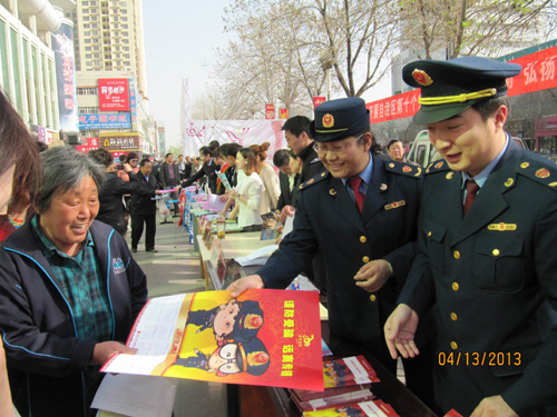 新疆奎屯市開展第十個(gè)“憲法、法律宣傳月”活動(dòng)