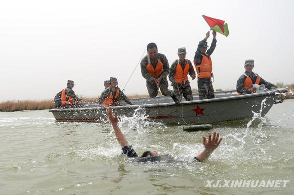 蘭州軍區(qū)某工兵團(tuán)開展應(yīng)急救援訓(xùn)練