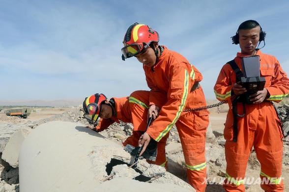 蘭州軍區(qū)某工兵團開展應(yīng)急救援訓(xùn)練