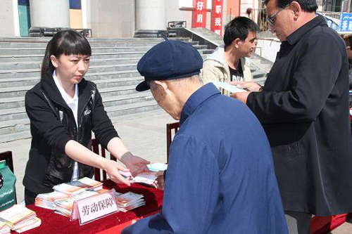 青河縣勞動(dòng)監(jiān)察大隊(duì)加大宣傳力度 引導(dǎo)企業(yè)依法用工
