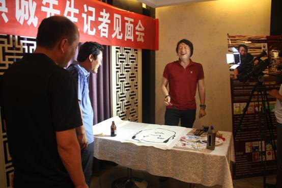 國(guó)際風(fēng)箏都有了第一張漫畫(huà)名片《漫畫(huà)濰坊》問(wèn)世<BR>----《漫畫(huà)濰坊》新書(shū)發(fā)布，王麒誠(chéng)多彩漫畫(huà)詮釋風(fēng)箏文化