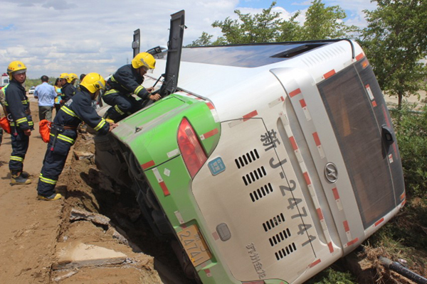 克拉瑪依公交車側(cè)翻34人被困 油城消防鐵軍火速救援