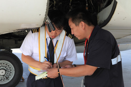 日裝行李近萬件 機(jī)型特點(diǎn)“門兒清”：探訪航空貨運(yùn)監(jiān)裝員