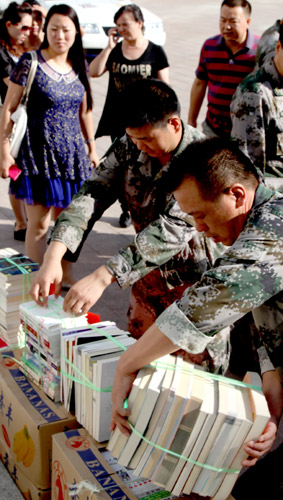 新疆克拉瑪依：擁軍圖書進軍營