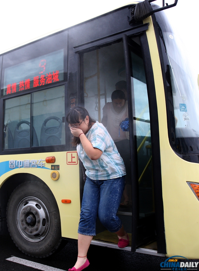 克拉瑪依舉行公交車輛突發(fā)火災逃生疏散演練