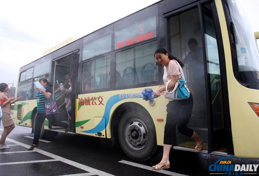 克拉瑪依舉行公交車輛突發(fā)火災逃生疏散演練