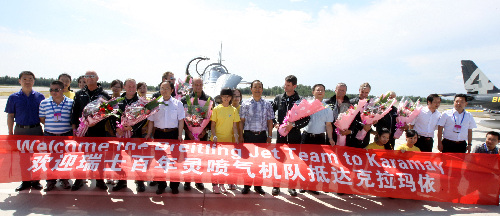 國際著名百年靈飛行表演隊(duì)降落克拉瑪依
