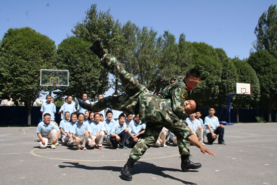 新疆公安邊防總隊后勤基地為駐地學校開展軍訓