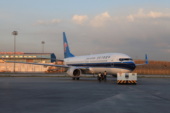 南航波音737-800客機首飛疆內(nèi)支線航班