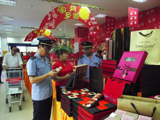 新疆哈密市工商局開(kāi)展中秋、國(guó)慶前食品安全檢查