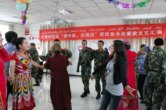 北灣街社區(qū)舉辦“迎中秋、慶國慶”軍民聯(lián)歡文藝演出