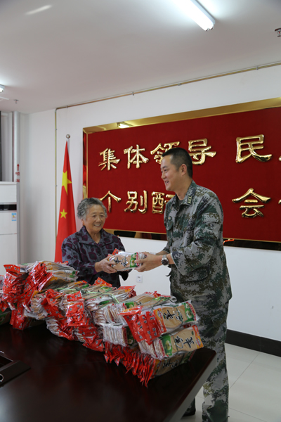 “擁軍鞋墊”寄深情　 ---七旬老人到克拉瑪依市白堿灘區(qū)人武部慰問(wèn)官兵