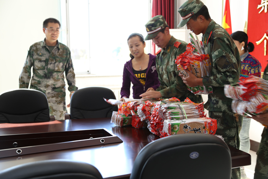 “擁軍鞋墊”寄深情　 ---七旬老人到克拉瑪依市白堿灘區(qū)人武部慰問(wèn)官兵