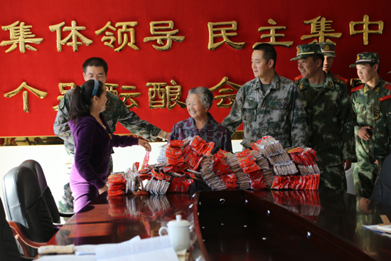 “擁軍鞋墊”寄深情　 ---七旬老人到克拉瑪依市白堿灘區(qū)人武部慰問官兵