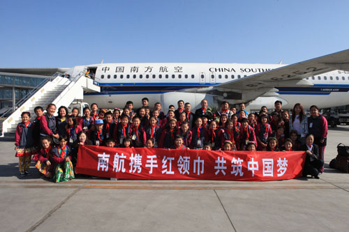 赴湘吐魯番“紅領(lǐng)巾”乘南航“夢幻航班”返疆