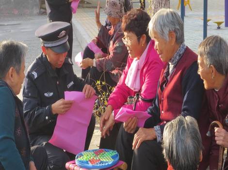 奎屯市公安民警深入轄區(qū)開展防電信詐騙宣傳教育活動(dòng)
