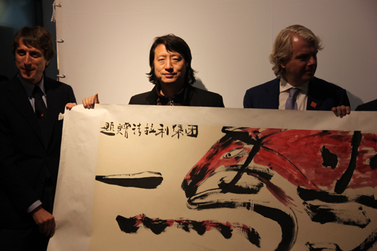 藝術家現(xiàn)場為法拉利高層創(chuàng)作漫藝術作品
