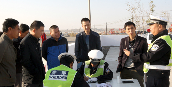 新疆克拉瑪依市白堿灘區(qū)交警開展秋冬道路專項(xiàng)行動
