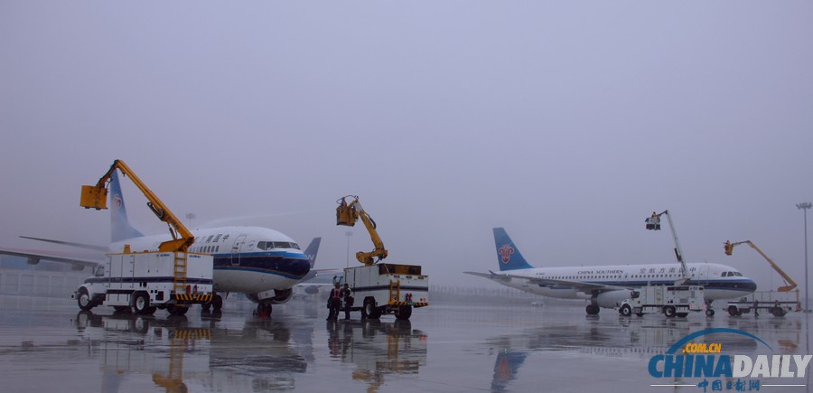 烏機(jī)場迎今冬首場降雪 南航新疆進(jìn)入“冬運(yùn)模式”
