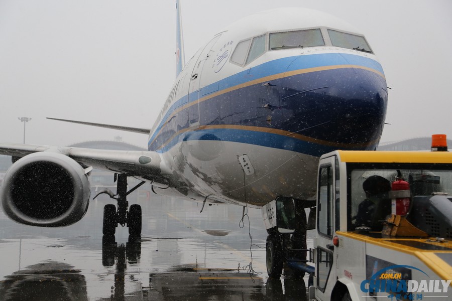 烏機(jī)場迎今冬首場降雪 南航新疆進(jìn)入“冬運(yùn)模式”