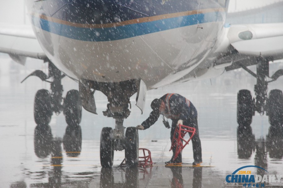 烏機場迎今冬首場降雪 南航新疆進入“冬運模式”
