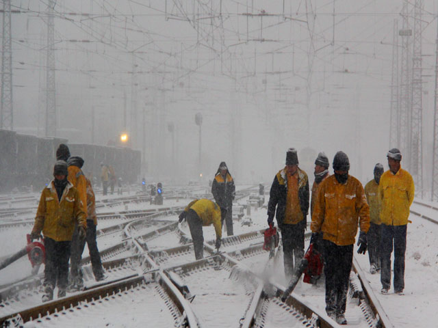 烏魯木齊鐵路春運迎戰(zhàn)風雪除隱患保暢通