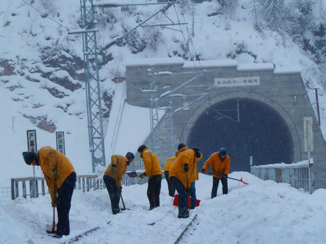 烏魯木齊鐵路春運迎戰(zhàn)風雪除隱患保暢通