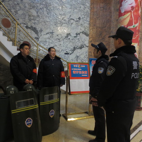 奎屯民警開展安全檢查確保全國“兩會(huì)”萬無一失