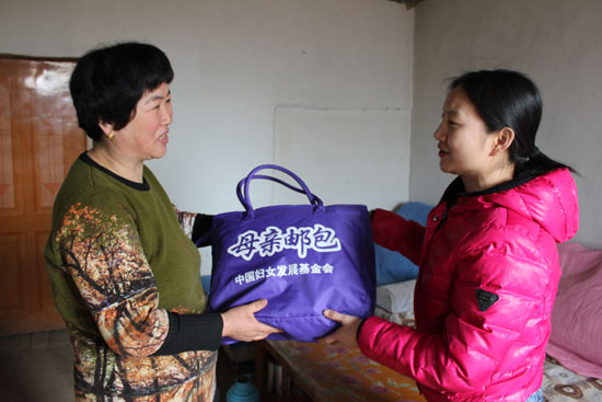 新疆兵團(tuán)第六師共青團(tuán)農(nóng)場“母親郵包”溫暖貧困母親