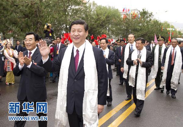 習(xí)近平率中央代表團(tuán)飛抵拉薩 出席西藏和平解放60周年慶?；顒?/></p>

<p>7月17日，以中共中央政治局常委、國家副主席、中央軍委副主席習(xí)近平為團(tuán)長的中央代表團(tuán)飛抵拉薩，出席西藏和平解放60周年慶?；顒?。中央代表團(tuán)在機(jī)場受到西藏各族群眾的熱烈歡迎。新華社記者黃敬文攝</p>

<p><strong>習(xí)近平率中央代表團(tuán)飛抵拉薩</strong></p>

<p><strong>出席西藏和平解放60周年慶?；顒?/strong></p>

<p>以中共中央政治局常委、國家副主席、中央軍委副主席習(xí)近平為團(tuán)長的中央代表團(tuán)17日中午飛抵拉薩，出席西藏和平解放60周年慶?；顒?。中央代表團(tuán)在機(jī)場受到西藏各族群眾的熱烈歡迎。</p>

<p>7月的青藏高原，格?；ㄩ_，雪蓮綻放。拉薩貢嘎機(jī)場國旗招展，彩旗飄舞，“熱烈歡迎中央代表團(tuán)”的巨型橫幅分外醒目。</p>

<p>13時(shí)10分，代表團(tuán)的專機(jī)在貢嘎機(jī)場徐徐降落，等候在停機(jī)坪上的西藏各族各界群眾發(fā)出熱烈的歡呼聲。習(xí)近平走出飛機(jī)艙門，向歡迎群眾揮手致意。</p>

<p>擔(dān)任中央代表團(tuán)副團(tuán)長的中共中央政治局委員、國務(wù)院副總理回良玉，全國人大常委會副委員長兼秘書長李建國，全國政協(xié)副主席、中央統(tǒng)戰(zhàn)部部長杜青林，全國政協(xié)副主席帕巴拉·格列朗杰，十屆全國人大常委會副委員長熱地，中央軍委委員、總參謀長陳炳德一同走下舷梯。中央代表團(tuán)成員同機(jī)到達(dá)。</p>
</div>
</div>

<div width=