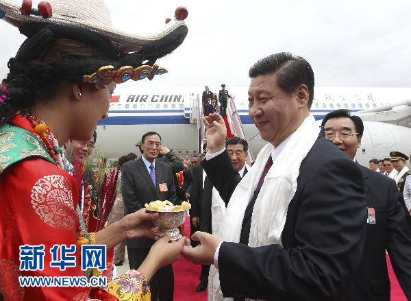 習(xí)近平率中央代表團(tuán)飛抵拉薩 出席西藏和平解放60周年慶祝活動