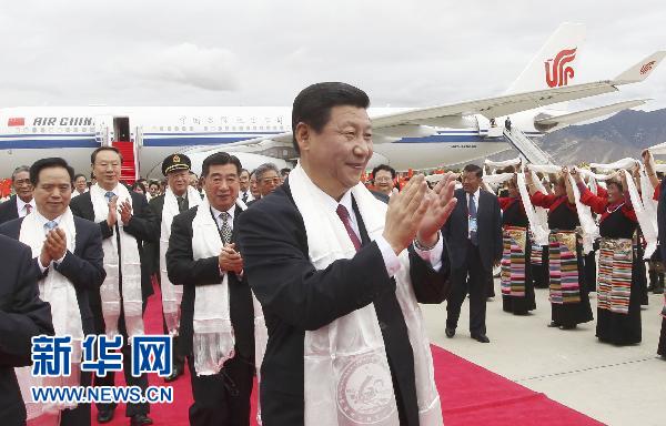 習(xí)近平率中央代表團(tuán)飛抵拉薩 出席西藏和平解放60周年慶?；顒?/></p>

<p>7月17日，以中共中央政治局常委、國家副主席、中央軍委副主席習(xí)近平為團(tuán)長的中央代表團(tuán)飛抵拉薩，出席西藏和平解放60周年慶?；顒?。中央代表團(tuán)在機(jī)場受到西藏各族群眾的熱烈歡迎。新華社記者蘭紅光攝</p>

<p>西藏自治區(qū)黨委書記張慶黎、自治區(qū)人大常委會主任向巴平措、自治區(qū)人民政府主席白瑪赤林等在舷梯下迎候。600多名群眾身著節(jié)日盛裝，跳起歡快的藏族舞蹈，揮動五彩的花束，向來自北京的貴客敬獻(xiàn)哈達(dá)、青稞酒和象征五谷豐登的切瑪。</p>

<p>節(jié)日的拉薩充滿喜慶的氣氛。中央代表團(tuán)在拉薩市區(qū)受到熱烈歡迎。道路兩旁身著民族服裝的各族群眾奏起鼓樂，載歌載舞，表達(dá)心中的喜悅和感激之情。習(xí)近平等走下車時，7位少先隊員迎上前去敬獻(xiàn)鮮花。習(xí)近平肩披潔白的哈達(dá)，走向歡迎的人群，與大家親切握手問候。</p>

<p>中央代表團(tuán)是于17日上午乘專機(jī)離開北京前往拉薩，出席西藏和平解放60周年慶?；顒拥摹４韴F(tuán)由59人組成，成員中有中央和國家機(jī)關(guān)有關(guān)部門負(fù)責(zé)人、對口支援西藏的有關(guān)省市負(fù)責(zé)人等。</p>

<p>來源：新華網(wǎng)  編輯：段若蘭</p>

<p> </p>
</div>
</div>

<div width=