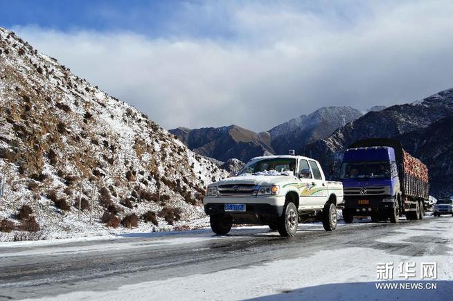 川藏公路西藏林芝境內(nèi)降雪 道路積雪嚴(yán)重