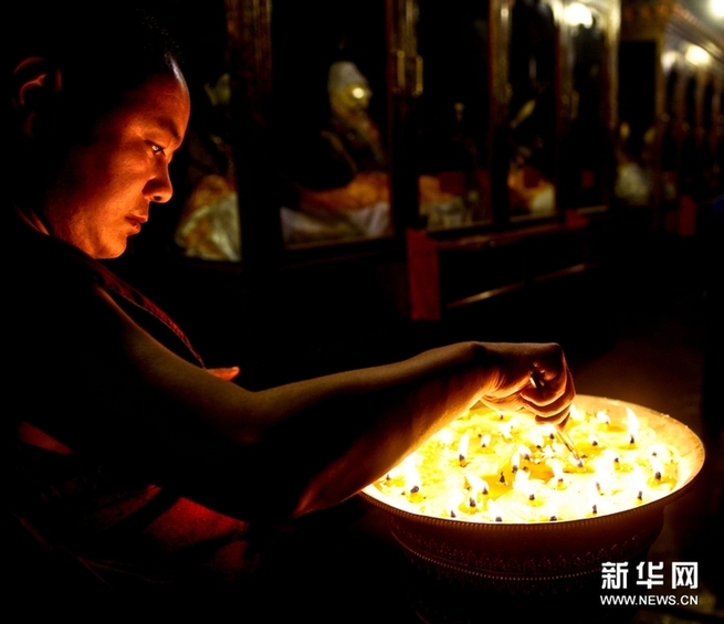 拉薩大昭寺僧人為雅安地震災區(qū)祈福