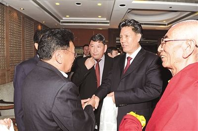西藏自治區(qū)主席洛桑江村會見在尼友好藏胞