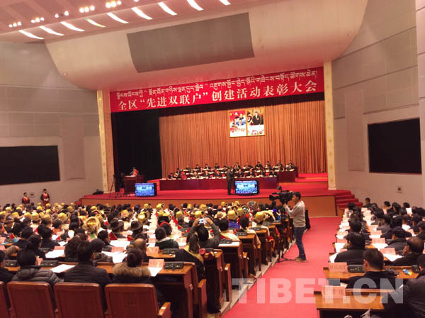 西藏“雙聯(lián)戶”給農(nóng)牧民送“大禮”