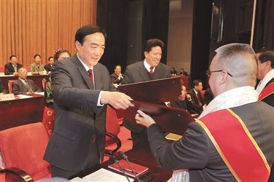 西藏表彰綜治工作先進(jìn)地市 陳全國洛桑江村與各地市簽訂責(zé)任書