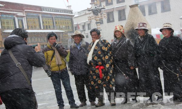 拉薩飄新年初雪 市民游客玩嗨了