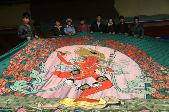穿針引線，縫制信仰，為世界的安寧祈禱(圖)