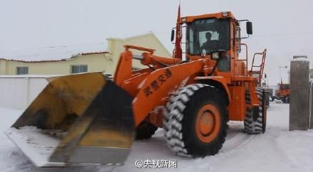西藏219國(guó)道突降暴雪見(jiàn)度不足10米 73人被困